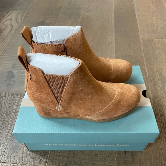 TOMS Youth Suede Wedge Booties - Picture 1 of 4